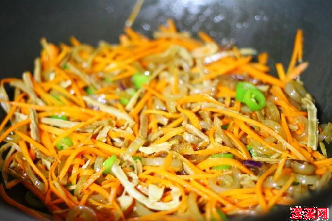 一道美味可口、营养丰富的家常菜——两笋炒萝卜