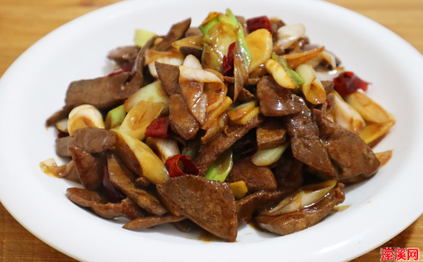 如何轻松地在家中制作出一道色香味俱佳的葱炒猪肝