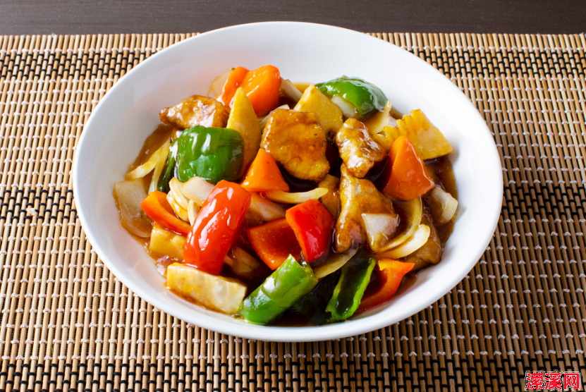 东北菜地三鲜是一道非常美味、营养丰富的菜肴