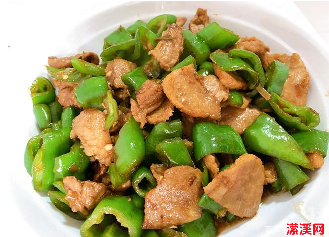 尖椒炒肉出锅太香了，这道美食非常受欢迎，一桌就光