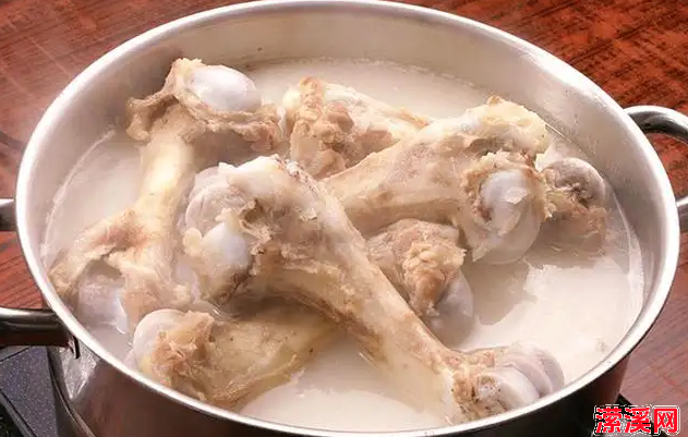 棒子骨汤的做法大全，厨师长教你浓郁又清香的棒子骨汤