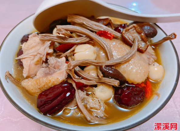 茶树菇鸡汤的做法，大厨教你做茶树菇炖土鸡汤鲜味美