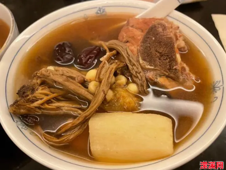 茶树菇排骨汤的做法，老少皆宜，这样做不要太鲜哦