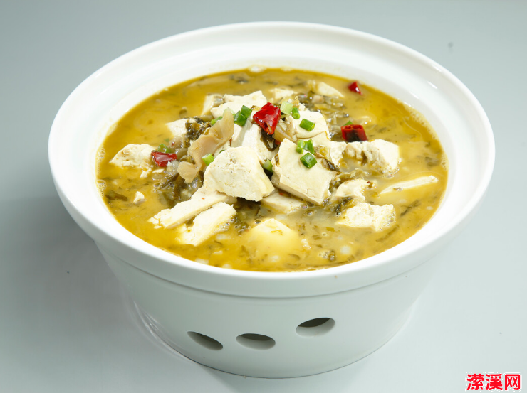 东北酸菜汤的家常做法，这道酸菜豆腐汤做法超简单