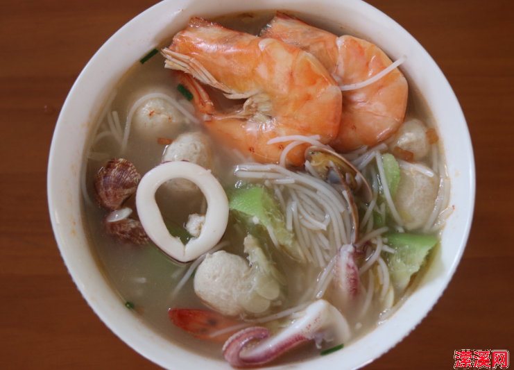 米粉汤的简单家常做法，百吃不厌的海鲜米粉汤这样做