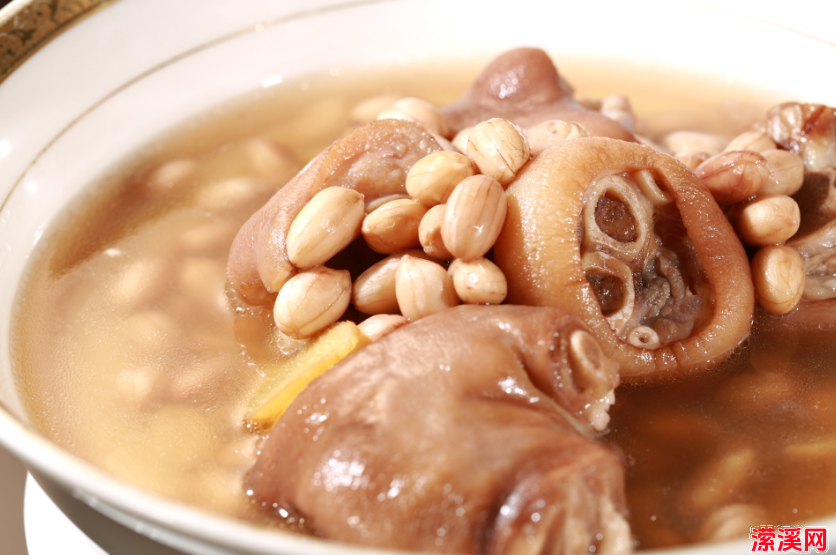花生猪脚汤的做法大全，这种猪蹄花生汤炖煮需要技巧