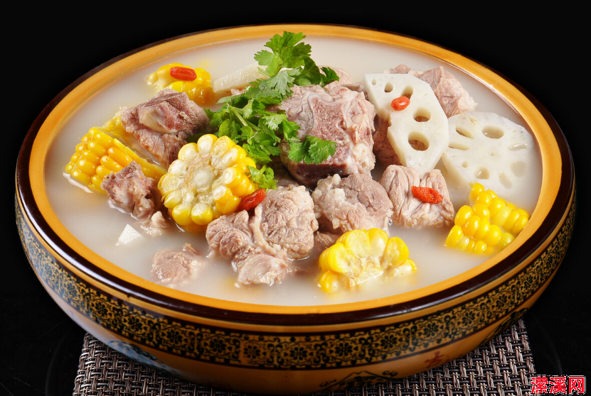 莲藕玉米排骨汤的做法，鲜嫩味美的莲藕玉米排骨汤