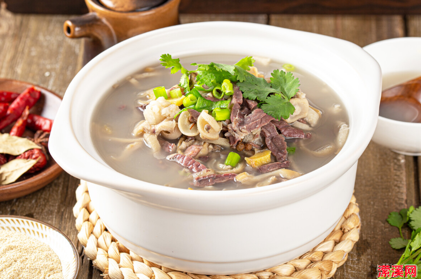 清炖羊杂汤的家常做法，记住2样东西别少放羊杂汤奶白浓郁