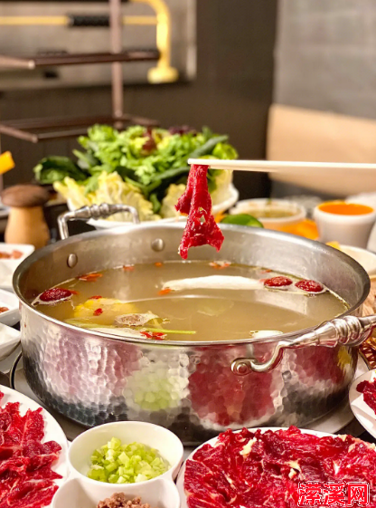 如何熬制火锅汤底，厨师长教你一个火锅底料的熬制方法