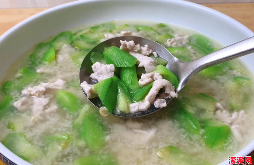 丝瓜瘦肉汤的家常做法，这道丝瓜肉片汤别错过