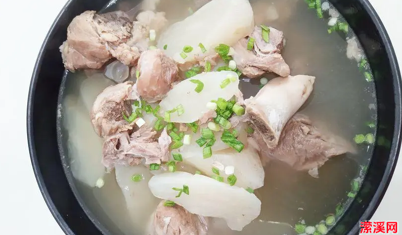 筒子骨炖胡萝卜的做法，萝卜炖筒骨这样做汤鲜肉烂又美味