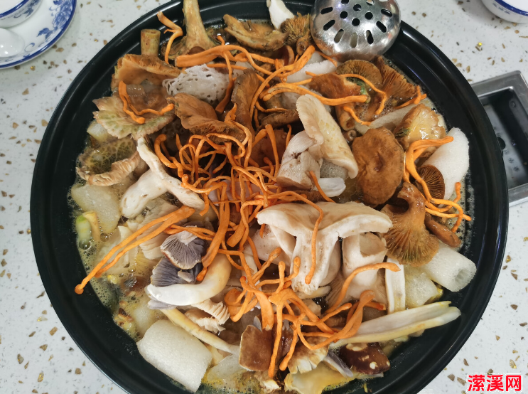 野山菌汤锅的做法，菌汤火锅这么做鲜味十足