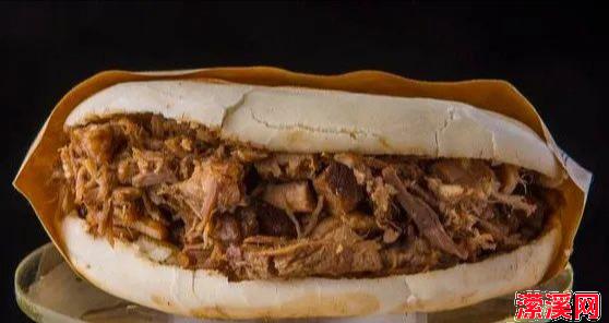 详细阅读:陕西的肉夹馍那是众所周知的,俗话说给陕西人一个馍,他能夹住整个世界,这话说的虽然有些夸大其词,但是究竟陕西有多少种夹馍你知道吗? 陕西的肉夹馍那是众所周知的,俗话说给陕西人一个馍,他能夹住整个世界,这话说的虽然有些夸大其词,但是究竟陕西有多少种夹馍你知道吗?