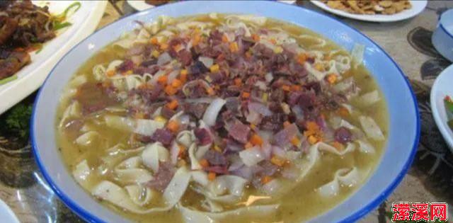 详细阅读:新疆的美食更是极具地方特色,很多人不远万里来到新疆,都为了能尝一尝新疆的美食。 新疆的美食更是极具地方特色,很多人不远万里来到新疆,都为了能尝一尝新疆的美食。