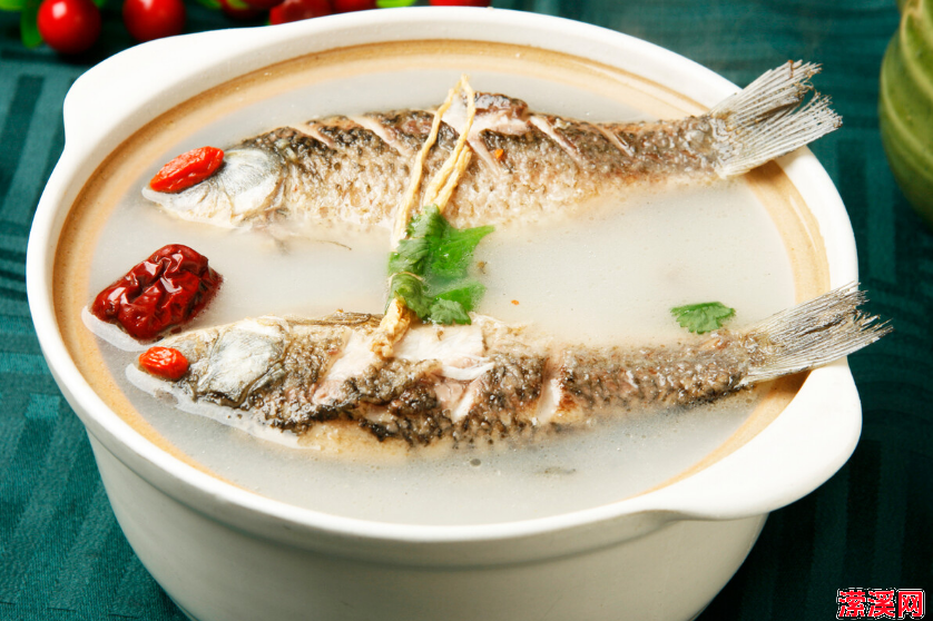 怎样炖鲫鱼汤好吃又简单，教你炖鲫鱼汤的正确做法