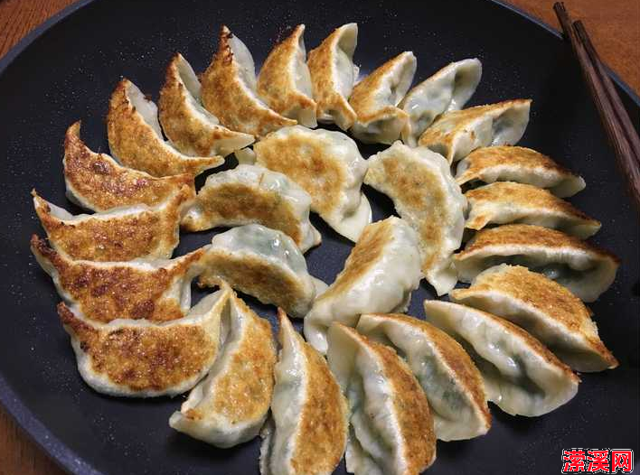 煎饺子怎么煎才好吃，做煎饺用淀粉水还是面粉水