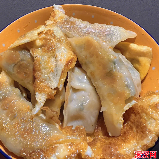 烤饺的家常做法，这道空气炸锅烤饺子一上桌全家都爱吃