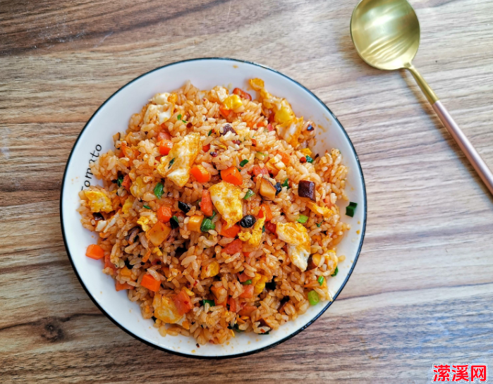 老干妈蛋炒饭的做法，家常美味老干妈炒饭锁住家人的胃