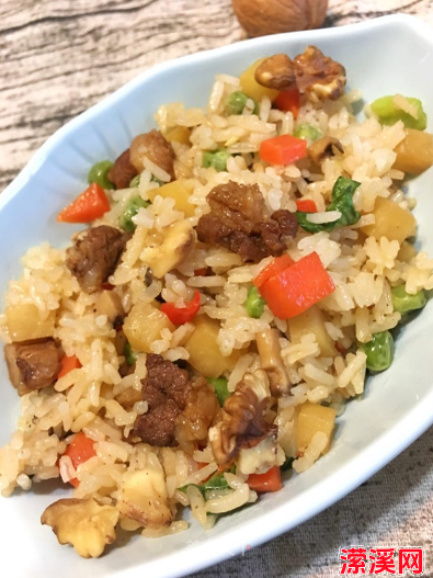 焖米饭怎么做才好吃，好吃又简单的肉丁焖饭