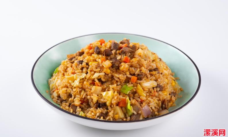 牛肉炒饭的做法家庭版，牛肉炒饭放什么炒好吃