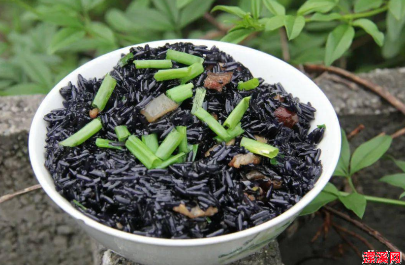 乌米饭怎么做好吃又简单，江南人用树叶染色做的乌米饭