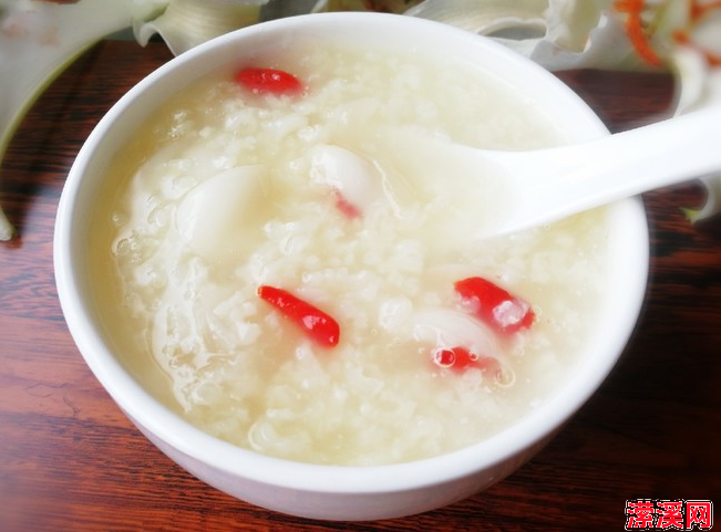 银耳粥的做法大全，一次熬一大锅不够喝的银耳粥