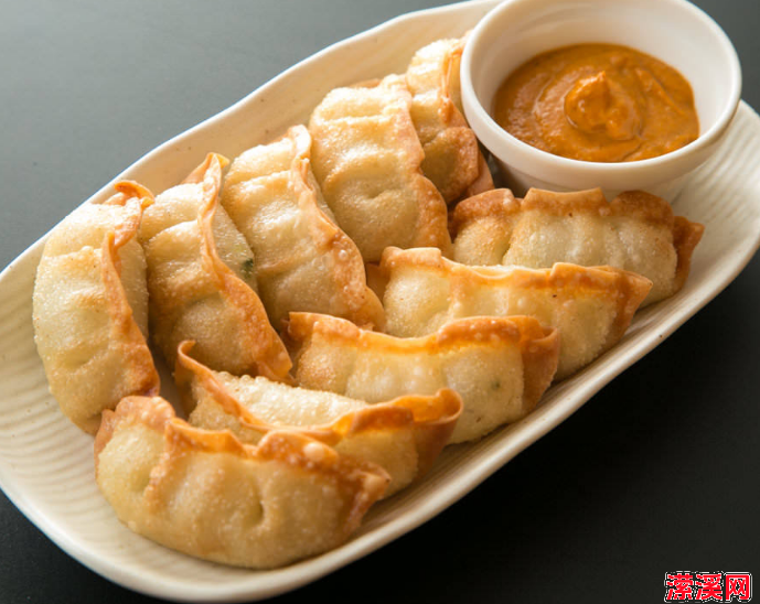 油炸饺子的做法和配料，超经典的油酥饺在家也能做