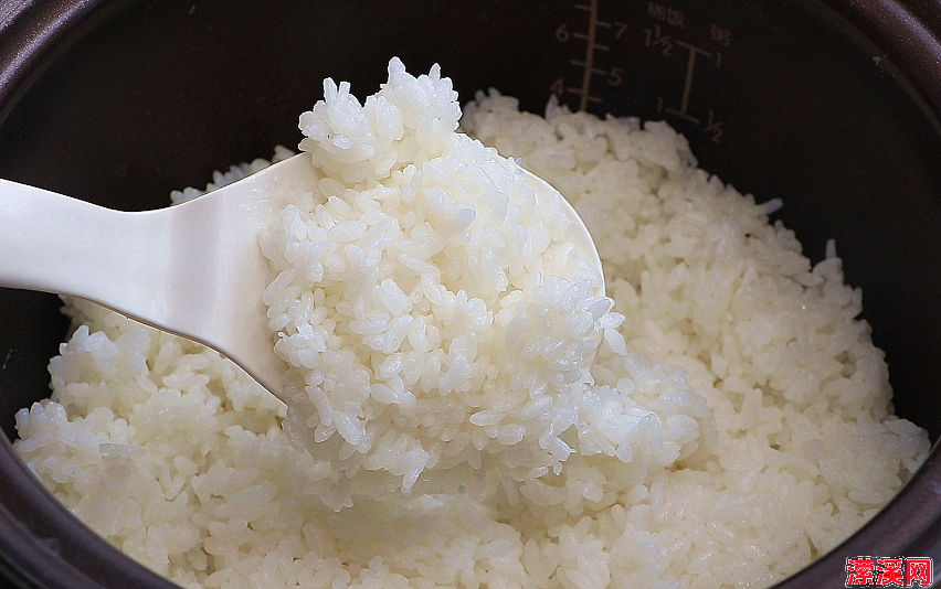 蒸米饭的做法大全，教你加这3样东西蒸出的米饭香甜松软