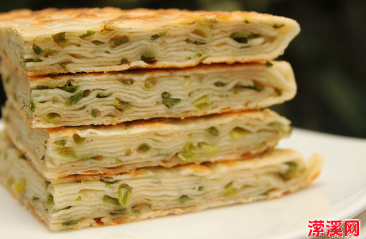 葱油千层饼的家常做法，教你做葱香味十足的葱油千层饼