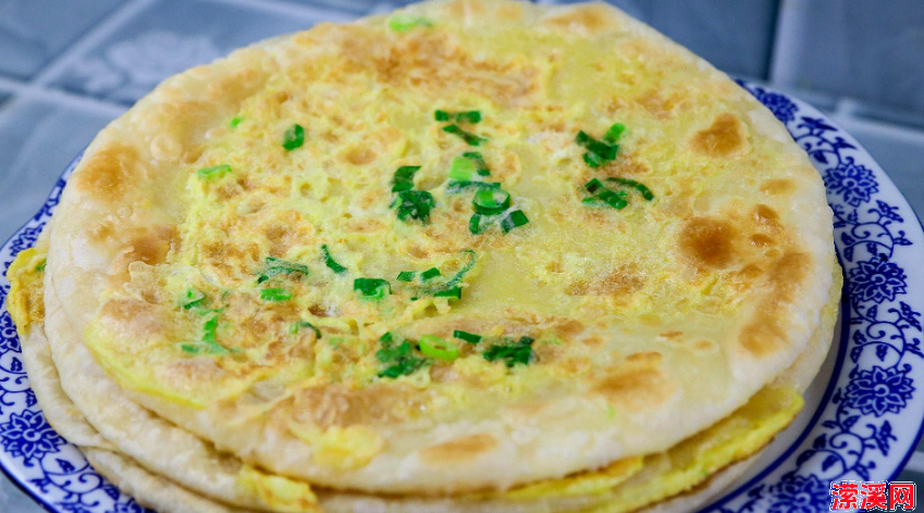 鸡蛋葱花饼的家常做法，记住这三点鸡蛋葱花饼柔软又筋道