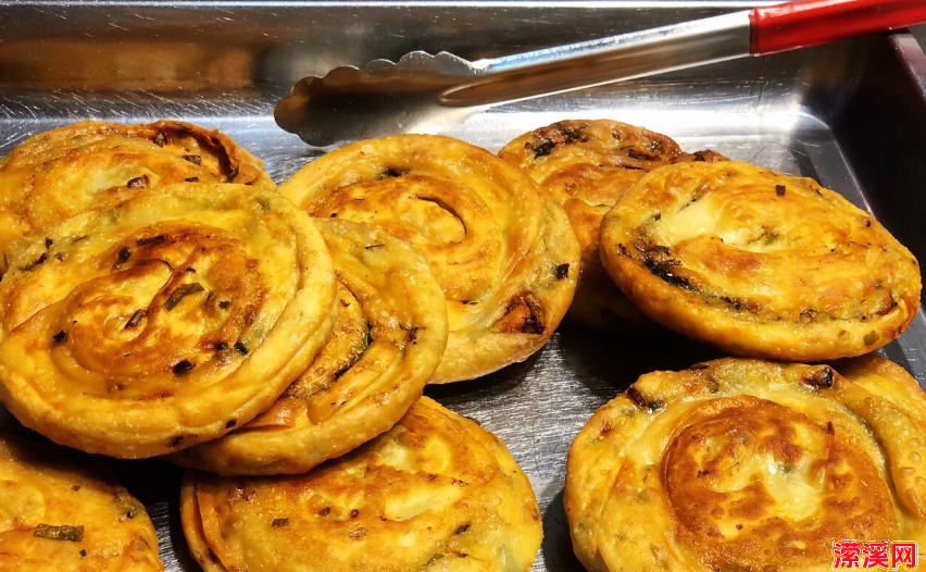 上海葱油饼的正宗做法，嚼劲十足的葱油饼这样做
