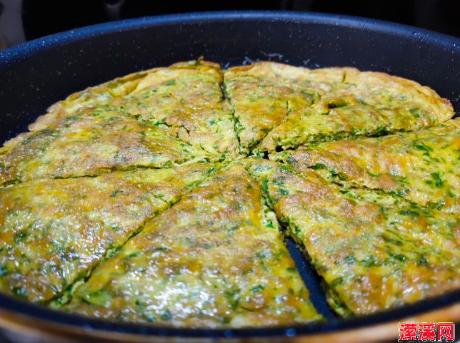 香椿饼子怎么做好吃，外皮酥脆内里软嫩的香椿豆腐饼做起来