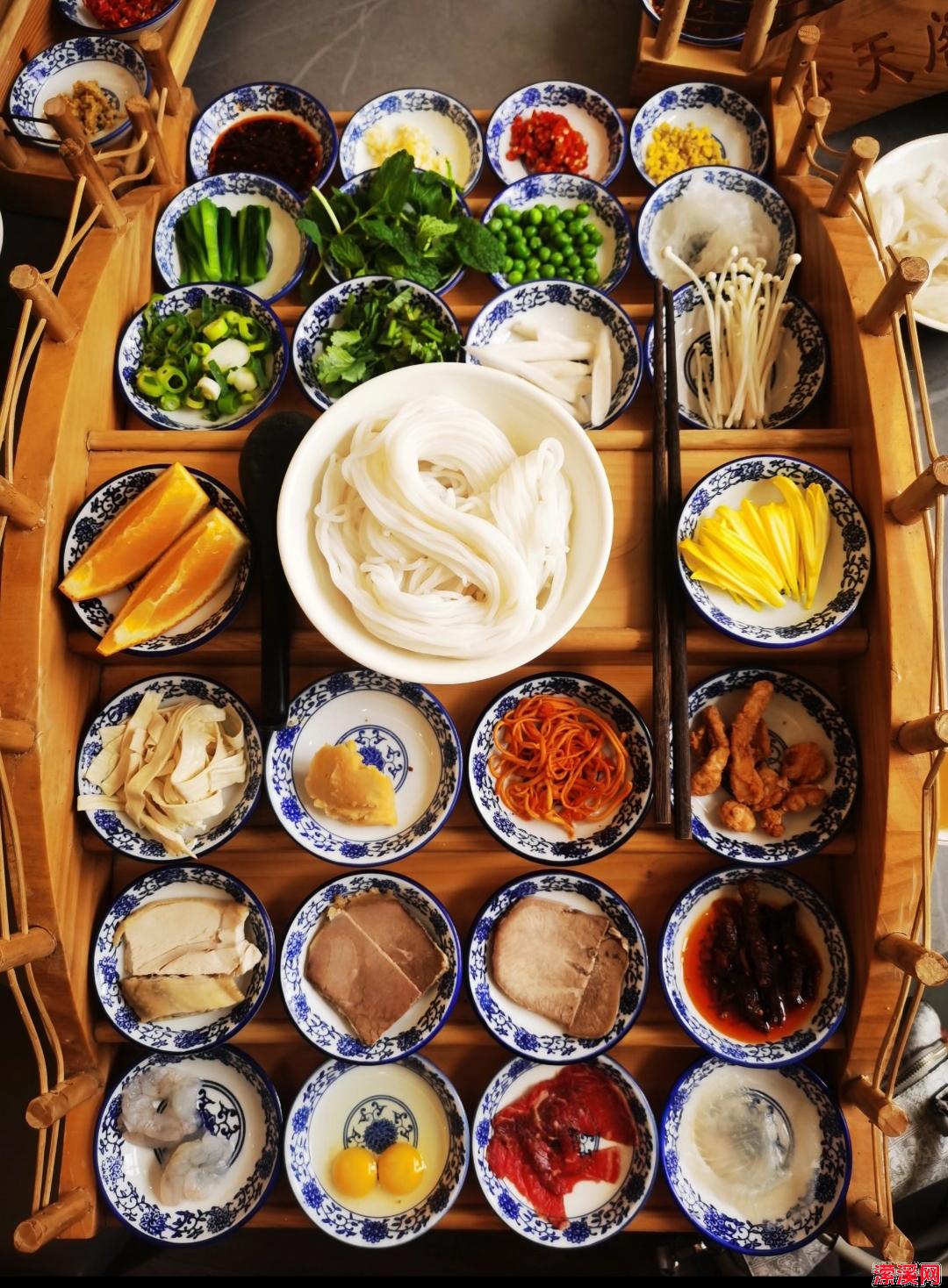 云南美食：过桥米线，一碗汤的传奇旅程