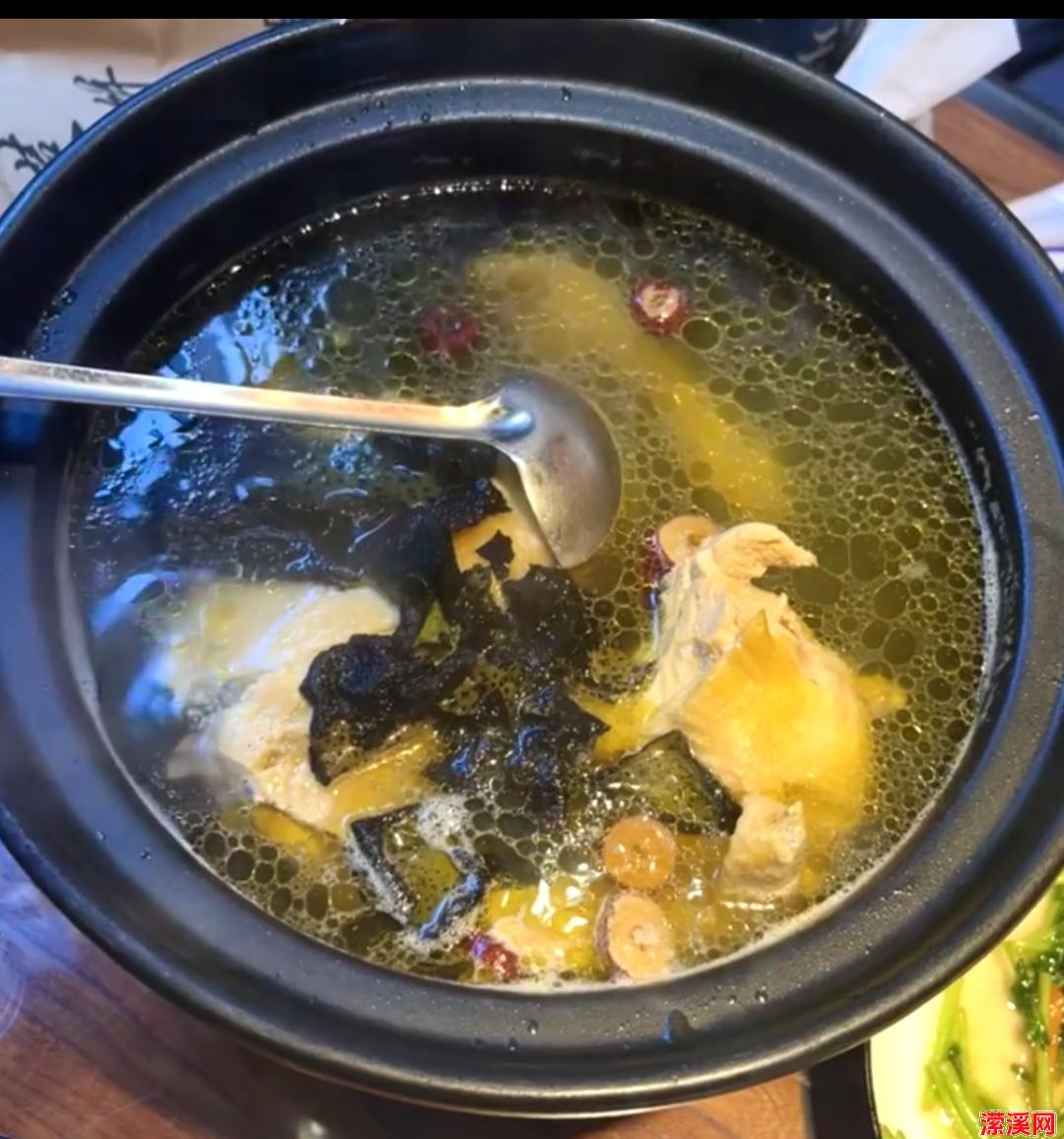 详细阅读:安徽美食:黄山炖鸡,醇香滋补的山间美味 安徽美食:黄山炖鸡,醇香滋补的山间美味