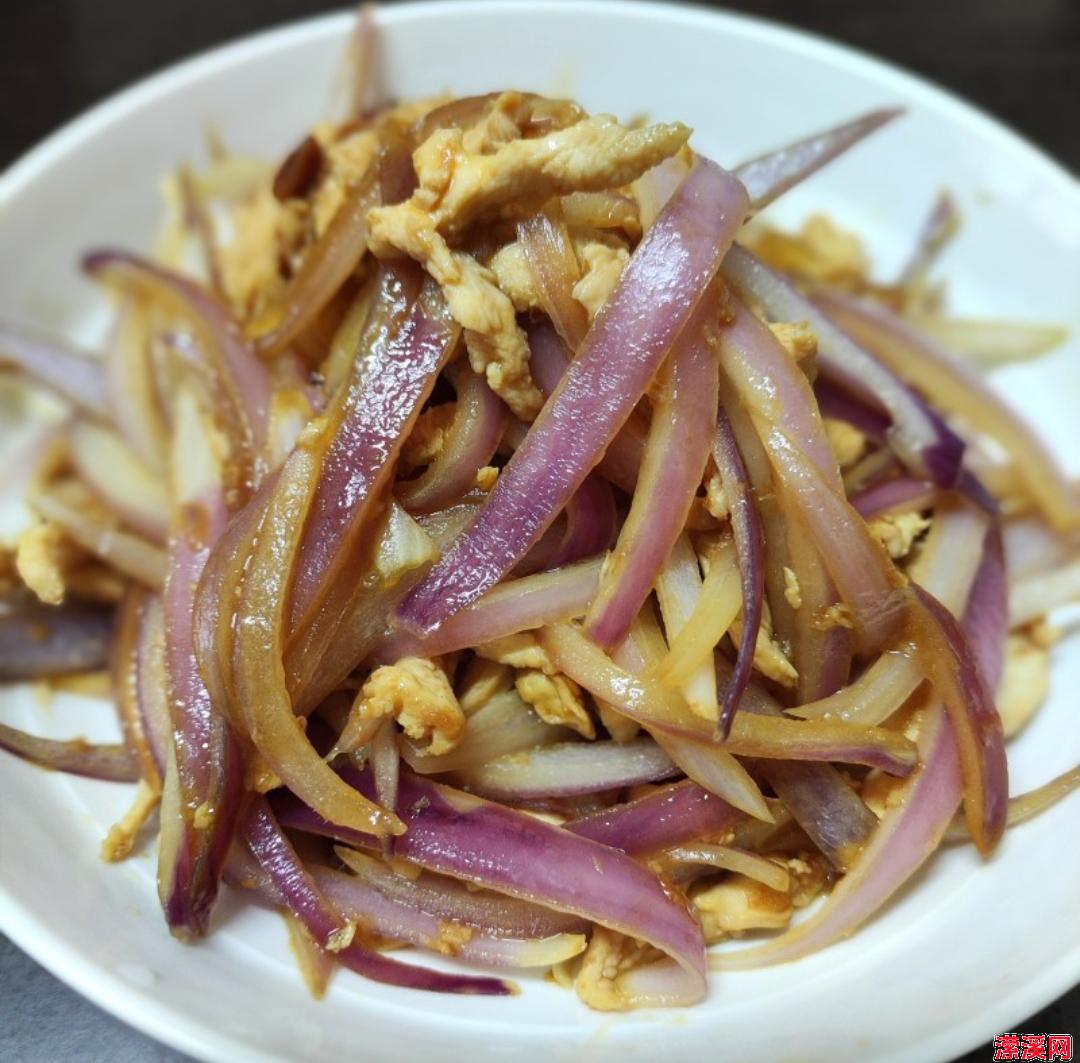详细阅读:鲜香滑嫩洋葱炒鸡丝,简单快捷的家常美味 鲜香滑嫩洋葱炒鸡丝,简单快捷的家常美味