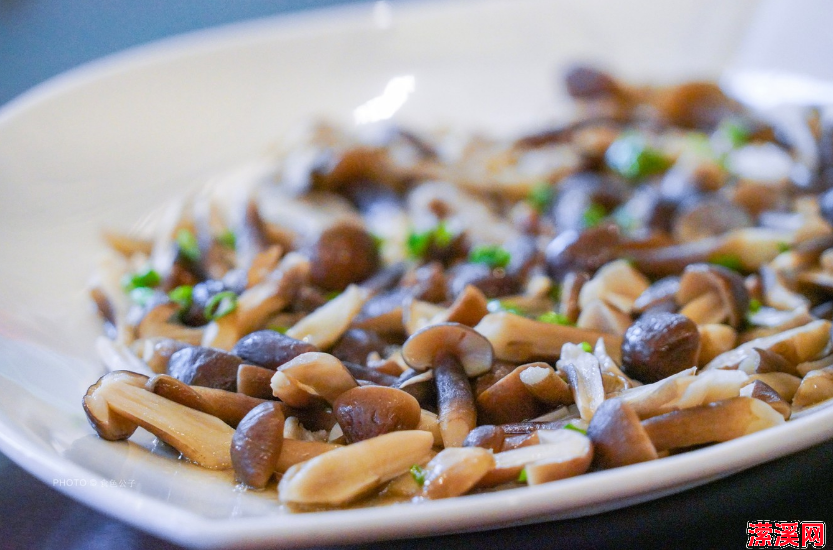 《吃货团》杨迪刘雨昕一行人，打卡成都美食，网友：巴适