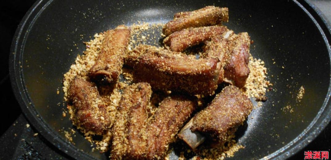 金黄酥脆蒜香排骨，家常美味经典菜肴