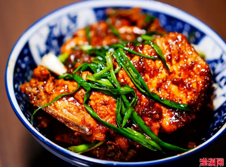 让人忍不住会配上一大碗米饭的家常葱烤红烧大排