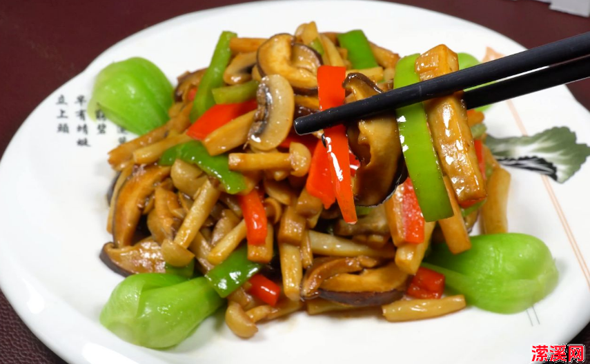 炒菌菇到底要不要焯水，厨师长教你正确做法，炒出的菌菇鲜嫩营养