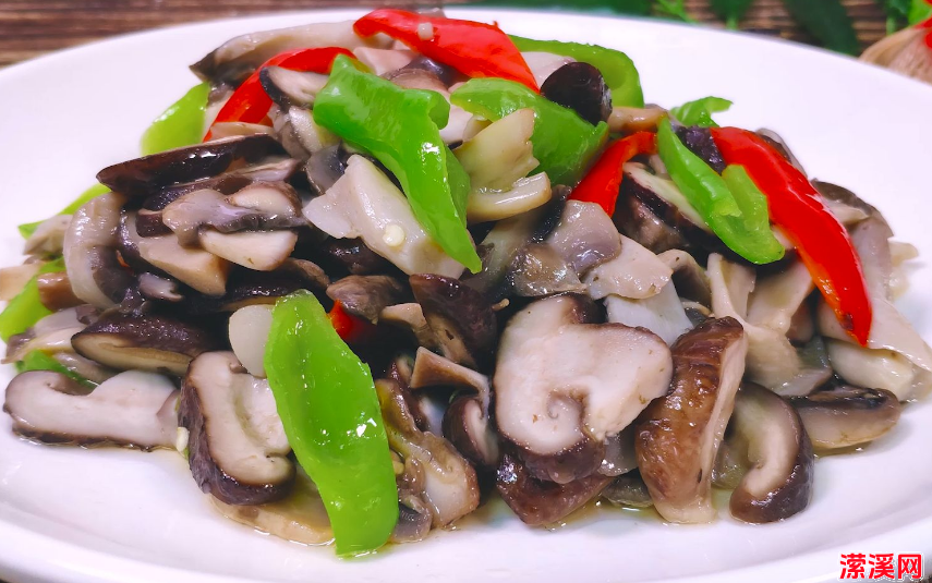 炒蘑菇要不要先焯水？十人九个错，难怪不好吃，蘑菇鲜嫩有诀窍