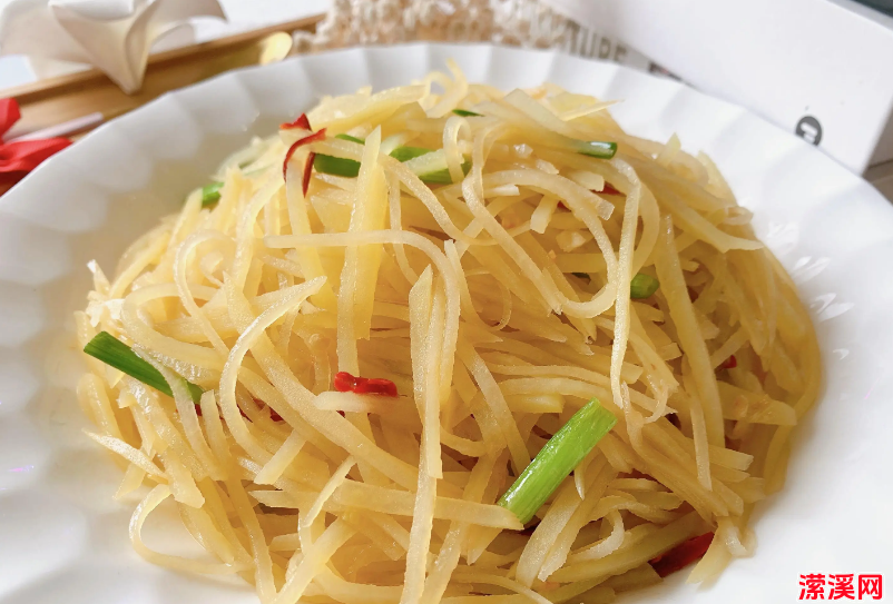 炒土豆丝，什么时候放醋是关键，不然不香又不脆，很多人弄错