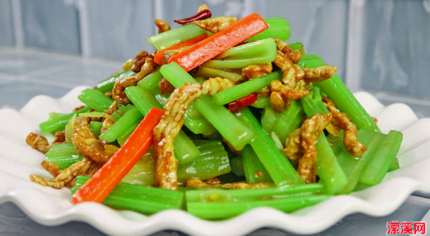 这样做芹菜炒肉丝，芹香四溢，肉嫩爽口，特别好吃
