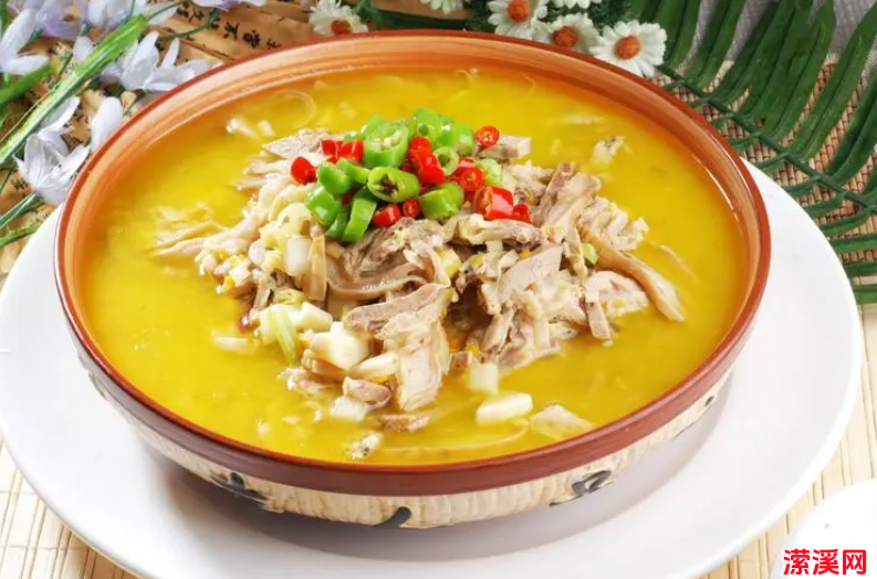 寒冷的冬天，喝一碗酸辣羊肉汤很舒服