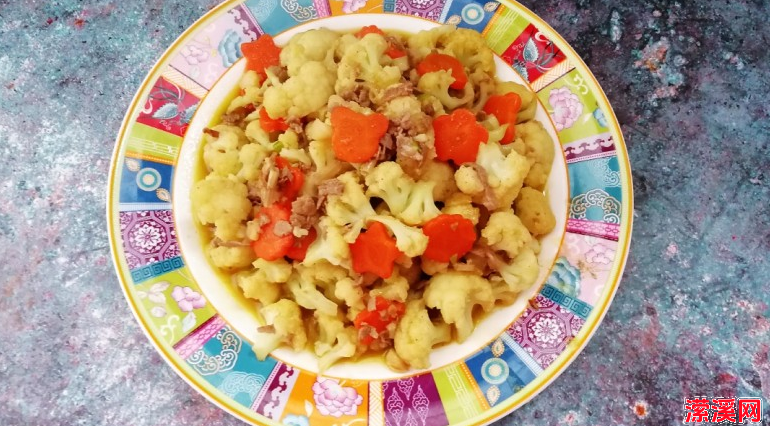 花菜胡萝卜炒牛肉嘎嘎好吃，花菜清脆，牛肉炒的嫩嫩的