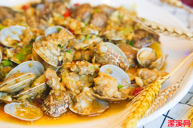 花甲不要炒着吃，跟肉放锅里蒸一蒸，鲜嫩好吃无泥沙