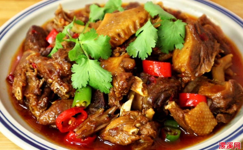 令人垂涎欲滴的佳肴：啤酒鸭、鸭血汤和清炒豆芽