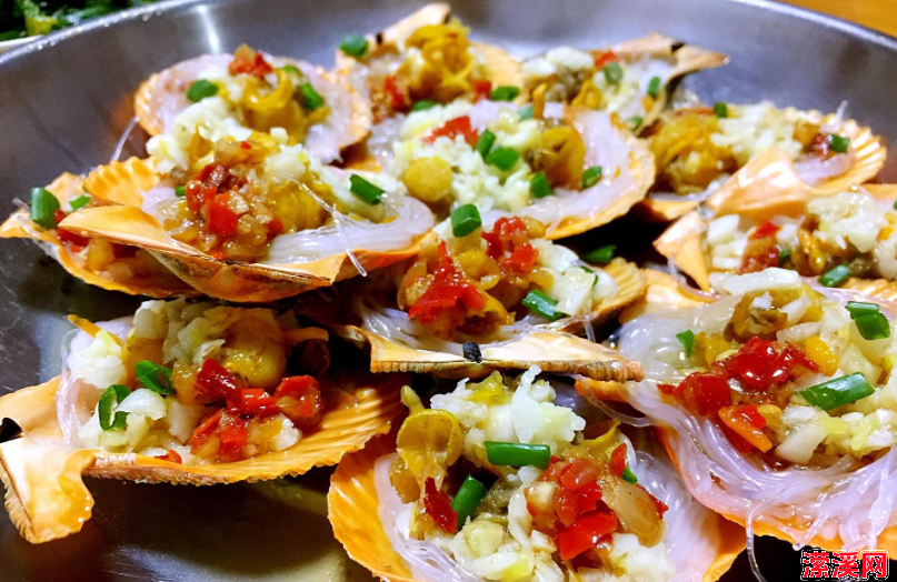 教你在家做美味的蒜蓉粉丝蒸扇贝，唇齿留香欲罢不能