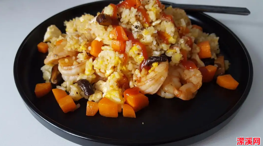 撩妹必备技能之番茄虾仁炒饭，最简单的食材做最美味的食物