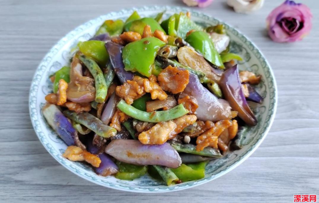 香辣茄子青椒炒肉片，快手美味享受！